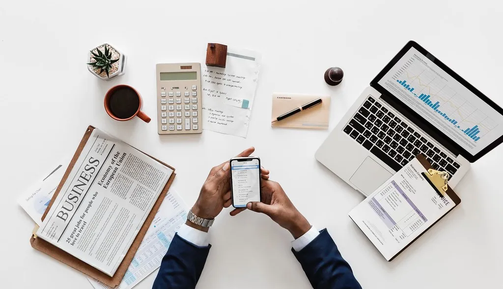 Escritorio con elementos de análisis financiero