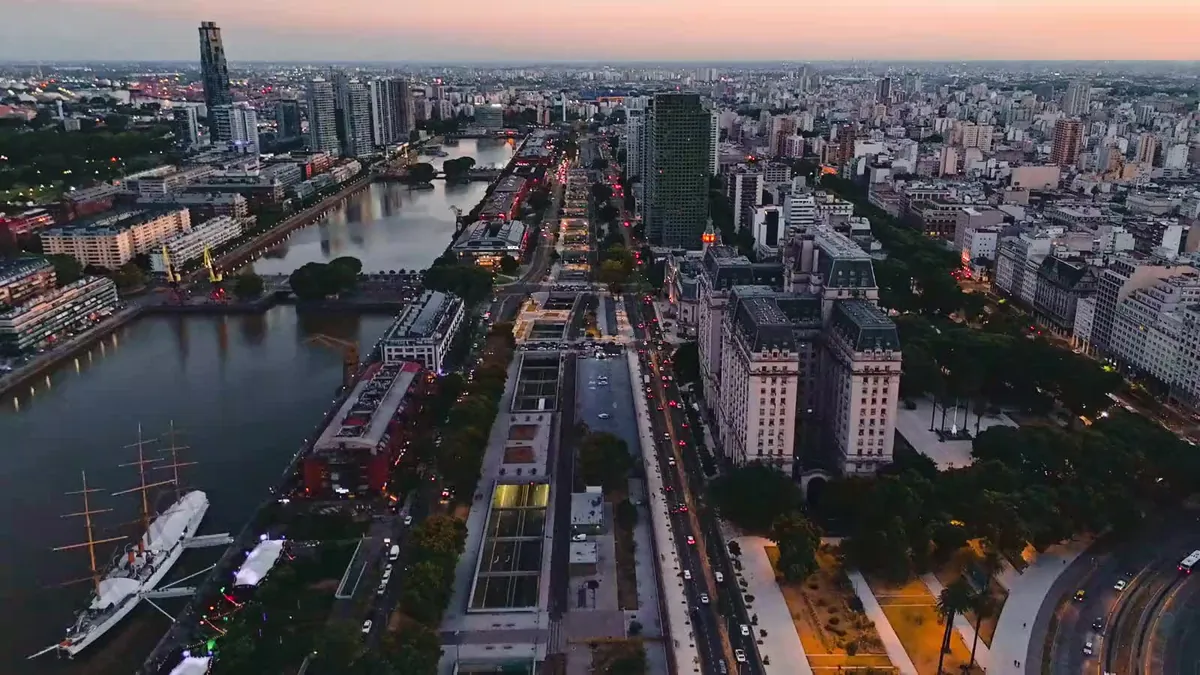 Vista aérea de Puerto Madero, Buenos Aires, al atardecer