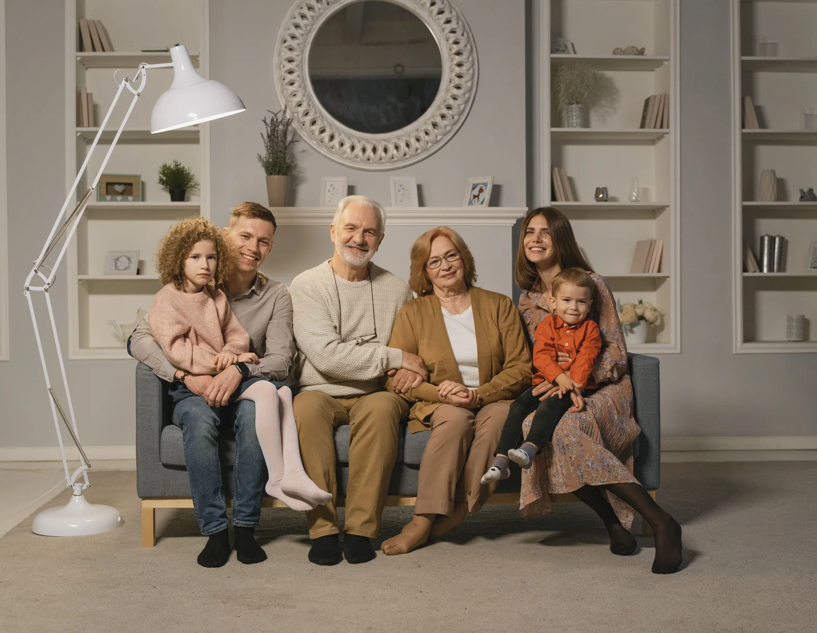 Familia multigeneracional, representando la protección del patrimonio familiar